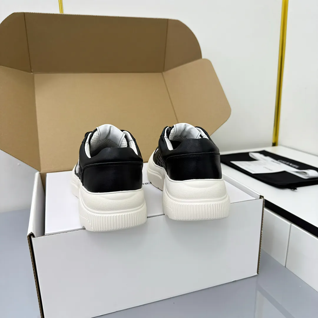 👟👟Ex-factory price 620👟👟 Chanel bread shoes ~ original calfskin panda shoes Chanel 25C latest hot style panda black and white sports shoes casual sneakers Xiaoxiang hot item classic black and white panda color coco girls must pay Fabric: original custom mixed sheepskin lining: original imported breathable mesh lining outsole: Original molded rubber + TPU combination Size: Women's 35-41